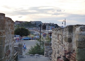 Вид с крепостной стены на Новый город Несебра и мост, который соединяет эти два района (Разное)