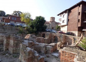 Руины византийских терм расположены прямо в центре Старого города и окружены жилыми домами (Разное)