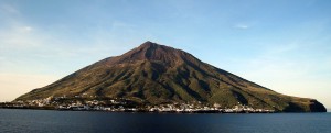 Суровый остров-вулкан Стромболи (Италия)