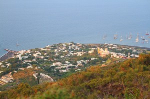 Вид на одну из деревень на острове Стромболи, где можно остановиться на время отпуска (Италия)