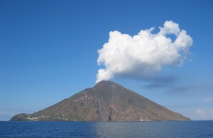 Извержение вулкана Стромболи (Италия)