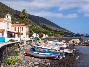 Яркие лодочки на побережье острова Салина (Италия)
