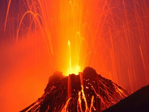 Снопы огня, вырывающиеся из жерла вулкана Стромболи, особенно эффектно смотрятся ночью (Италия)