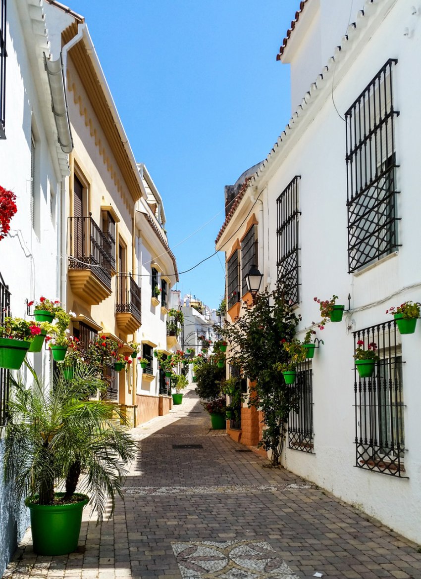Фото достопримечательностей Испании: Солнце, яркие краски на фоне белоснежных фасадов, отсутствие туристов — только тут понимаешь, что такое настоящая Андалусия