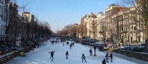 Веселое времяпрепровождение в Амстердаме - прогулки на коньках по замерзшим каналам (Разное)