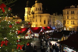 На Староместской площади в Праге всегда многолюдно, а под Рождество здесь к туристам присоединяются и местные жители (Разное)
