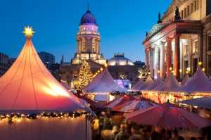Рождественские павильоны в Берлине ярко и празднично подсвечены (Разное)