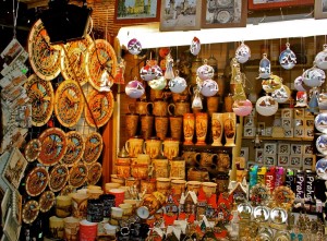 Накануне Рождества в Праге продаются не только традиционные сувениры, но и разнообразные елочные шарики и стеклянные подсвечники  (Разное)