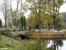 В выходной день людей много. Но в парке всё равно тихо (Белая Церковь)