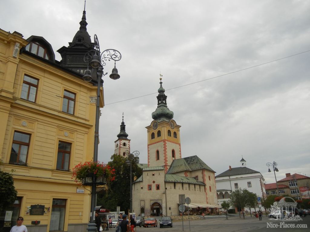 Вид с площади на крепость Барбакан - Баньска-Быстрица (Banská Bystrica), Словакия