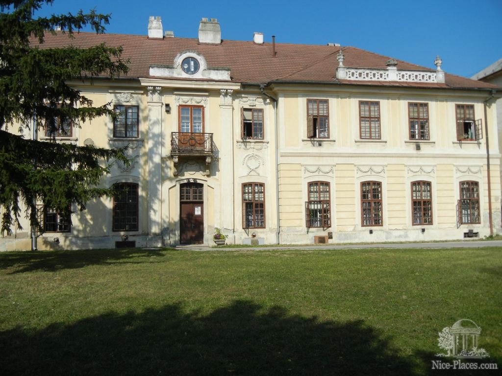 Летний дворец Эстерхази, ныне медицинский университет в Братиславе - Братислава - столица Словакии