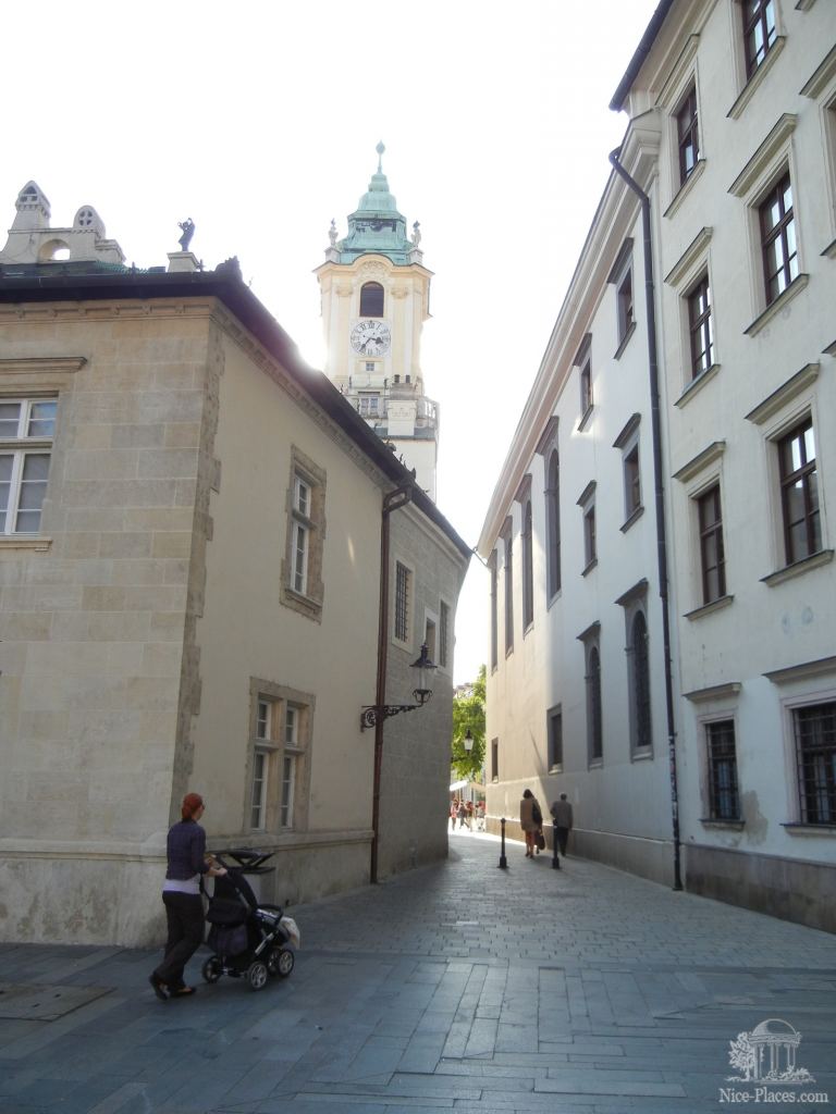 Улочка, ведущая на главную площадь - Братислава - столица Словакии