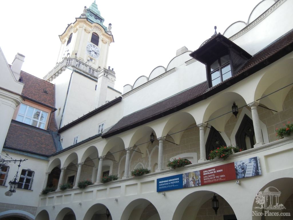 Галерея, вдали видна часовая башня ратуши - Братислава - столица Словакии