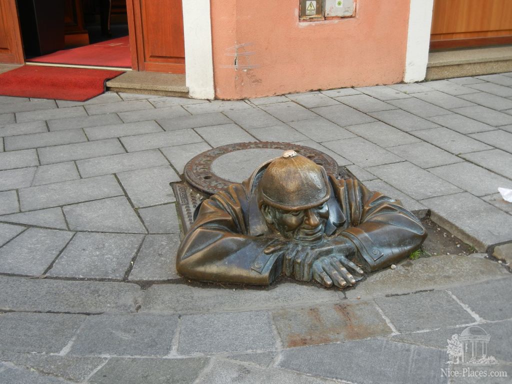 Памятник сантехнику в Братиславе - Братислава - столица Словакии