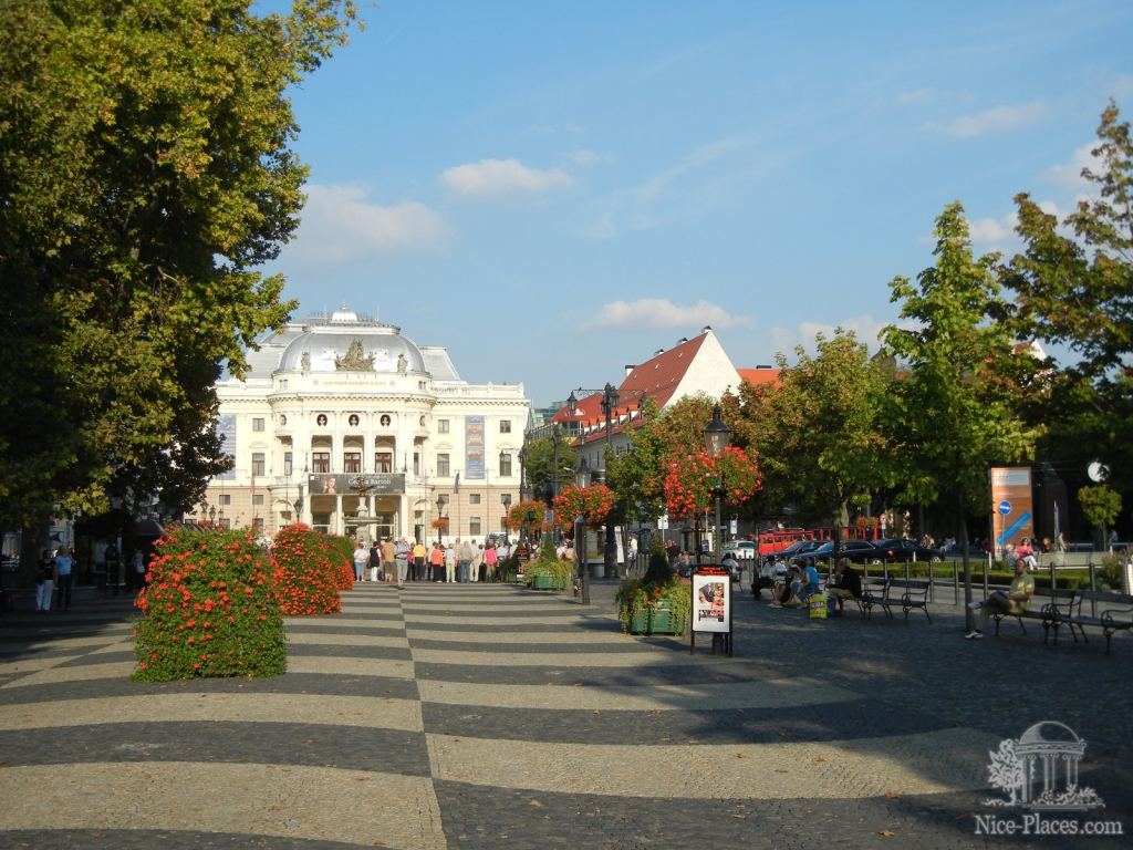 Площадь при Оперном театре - Братислава - столица Словакии