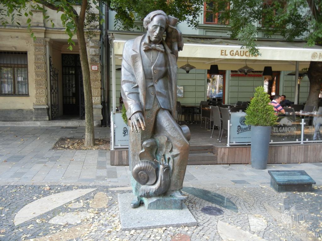 Памятник Гансу Христиану Андерсену на Гвездославой площади - Братислава - столица Словакии
