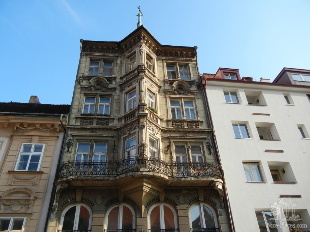 Красивое старинное здание в старом центре - Братислава - столица Словакии