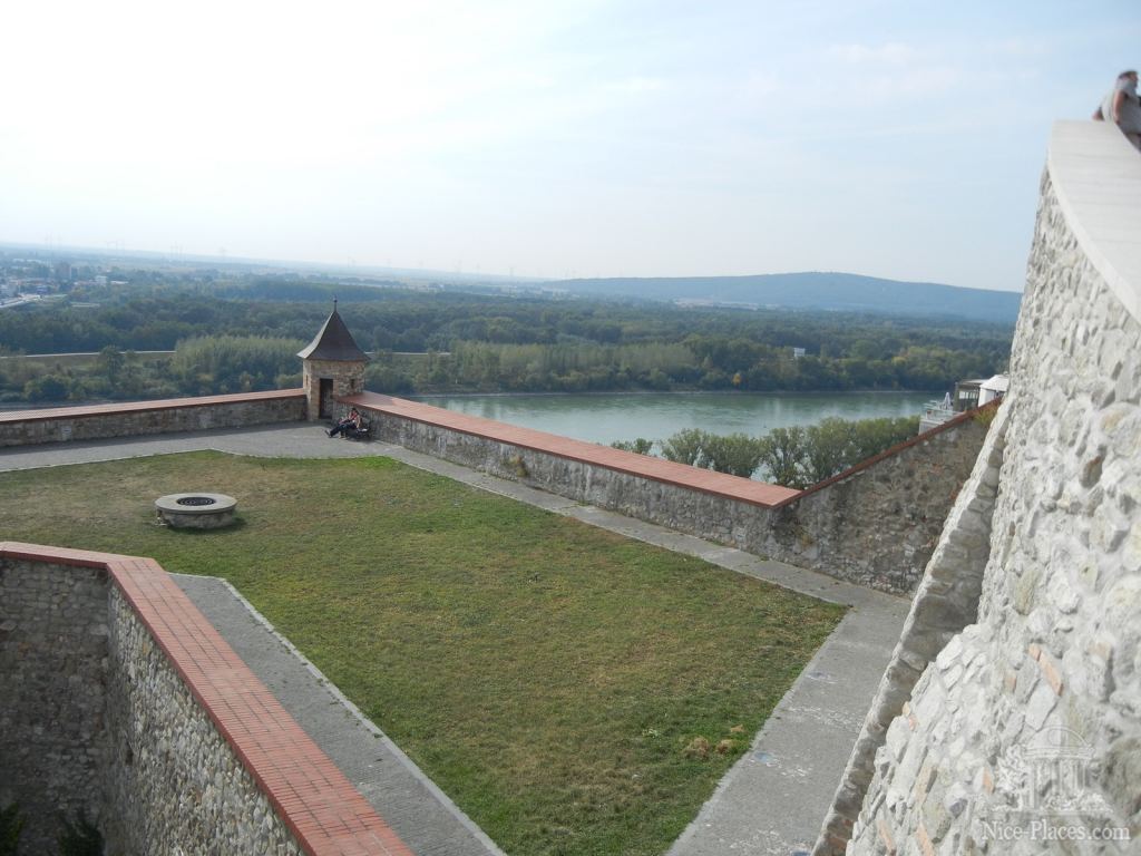 Вид на нижний бастион - Братиславский град (Bratislavský Hrad)