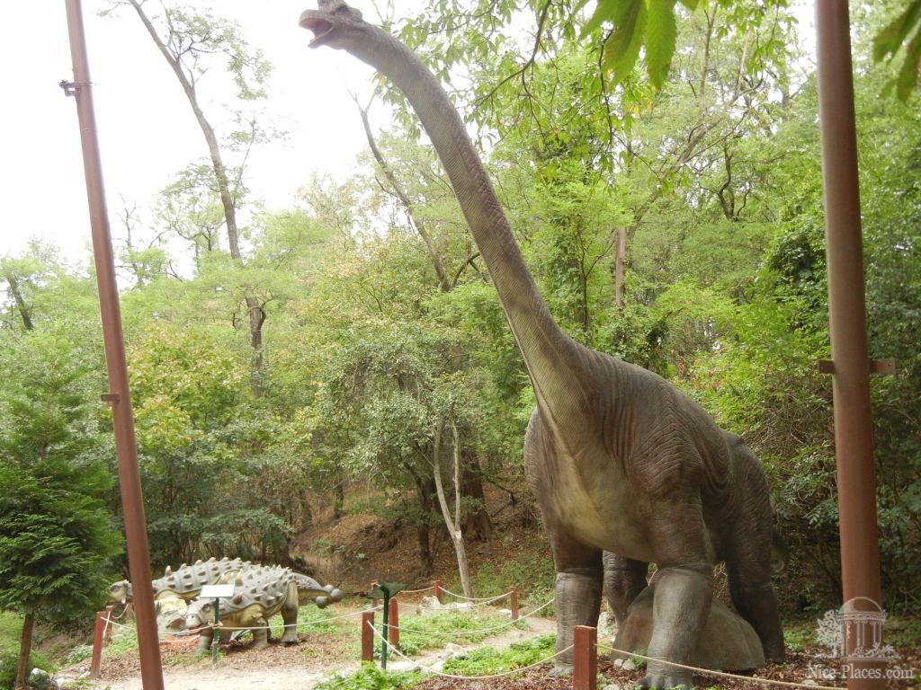 Бронтозавр, тоже "оживленный" - Братиславский зоопарк - взгляд на таинства природы