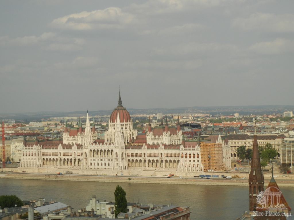 Венгерский парламент, вид с Рыбацкого бастиона - Будапешт - район Пешт