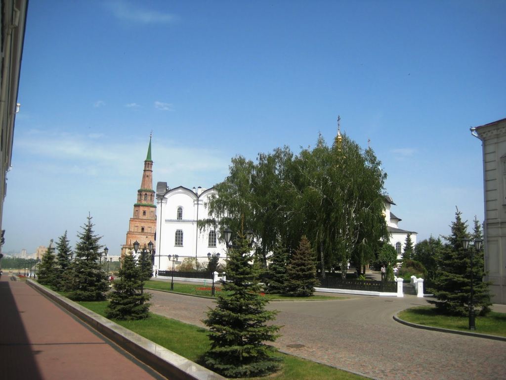 Казанский Кремль. Впереди Башняя Сююмбике  - Казань. Фотографии достопримечательностей