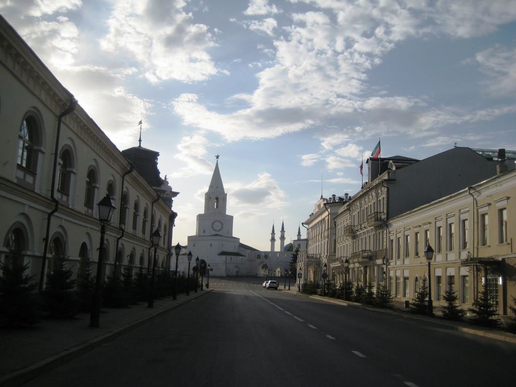 Впереди - Спасская башня Казанского Кремля - Казань. Фотографии достопримечательностей