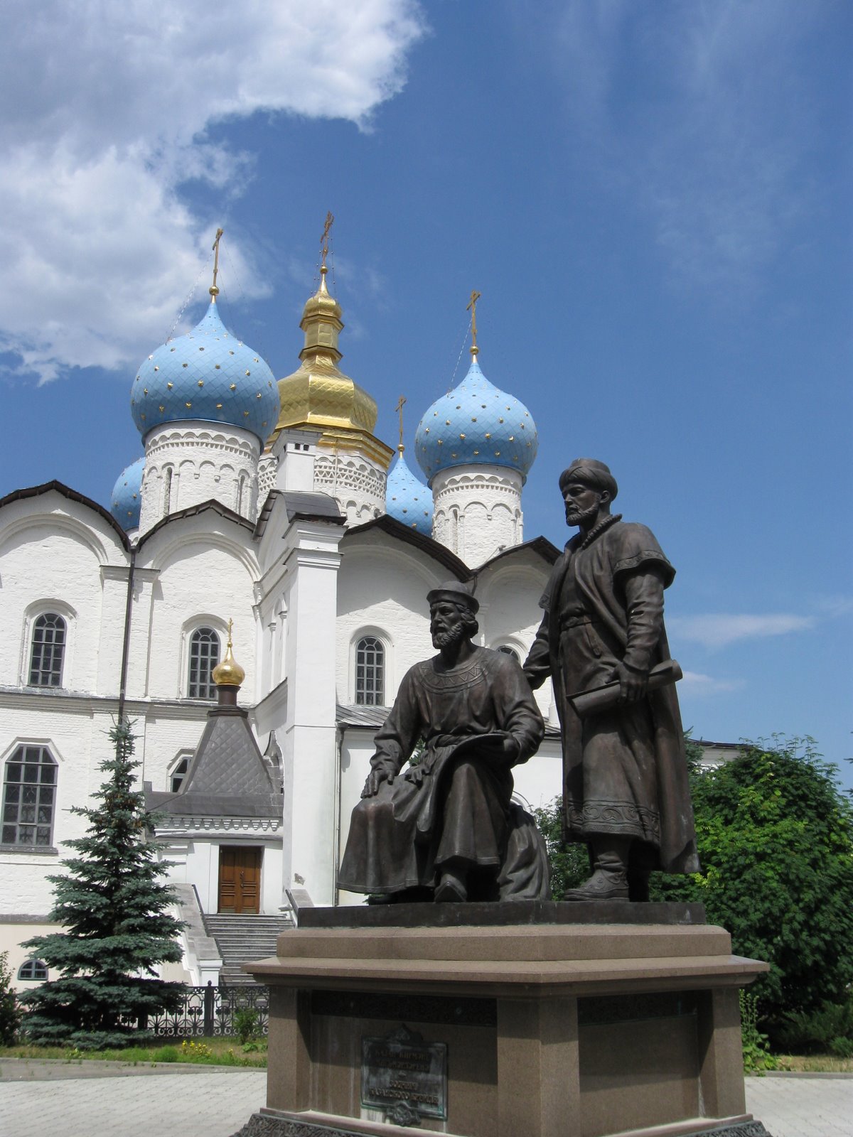Казань памятник у Кремля