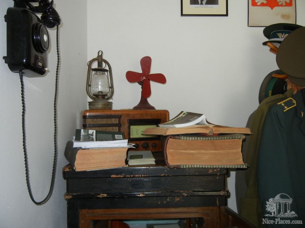 Старинные вещи: телефон, вентилятор, радио, лампа - Музей таможни в Братиславе