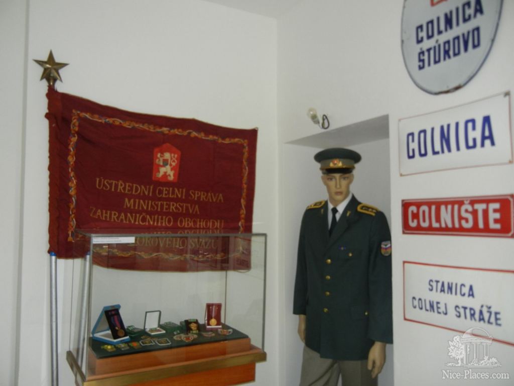 Современная форма таможенника и таможенные таблички - Музей таможни в Братиславе