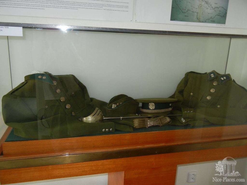 Старинная форма таможенников и личное оружие (сабля) - Музей таможни в Братиславе