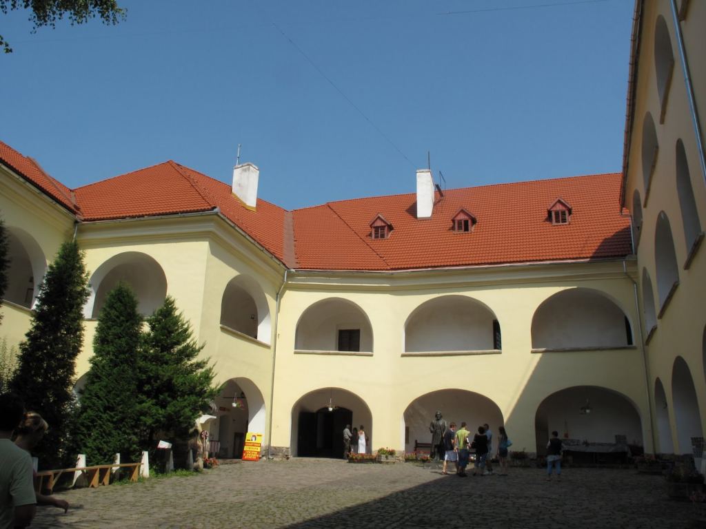Замок Паланок. Внутренний двор - Замок Паланок, Западная Украина