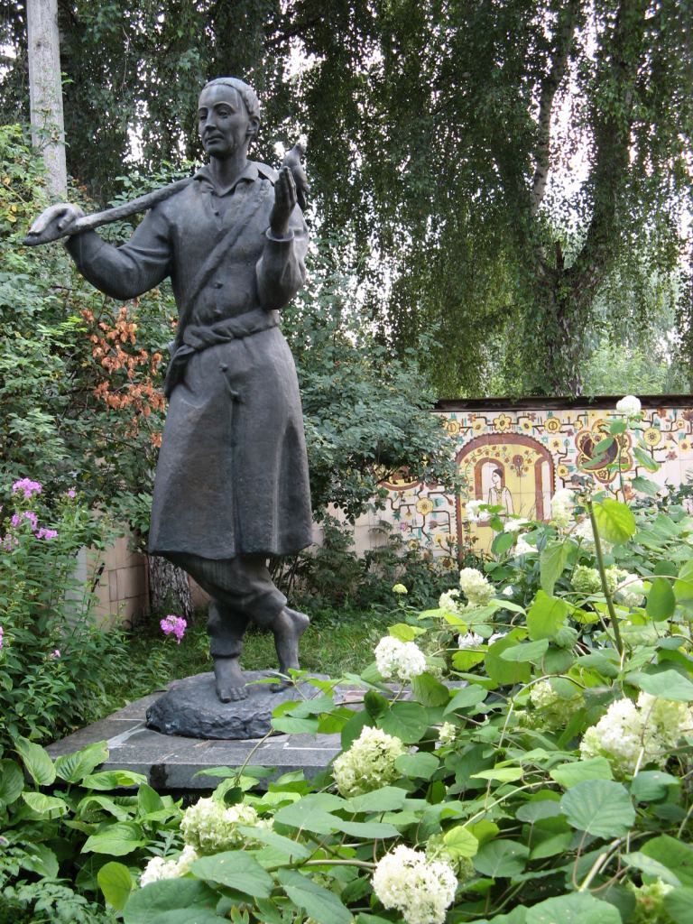 Переяслав-Хмельницкий, памятник Григорию Сковороде возле одноименного музея - г.Переяслав-Хмельницкий