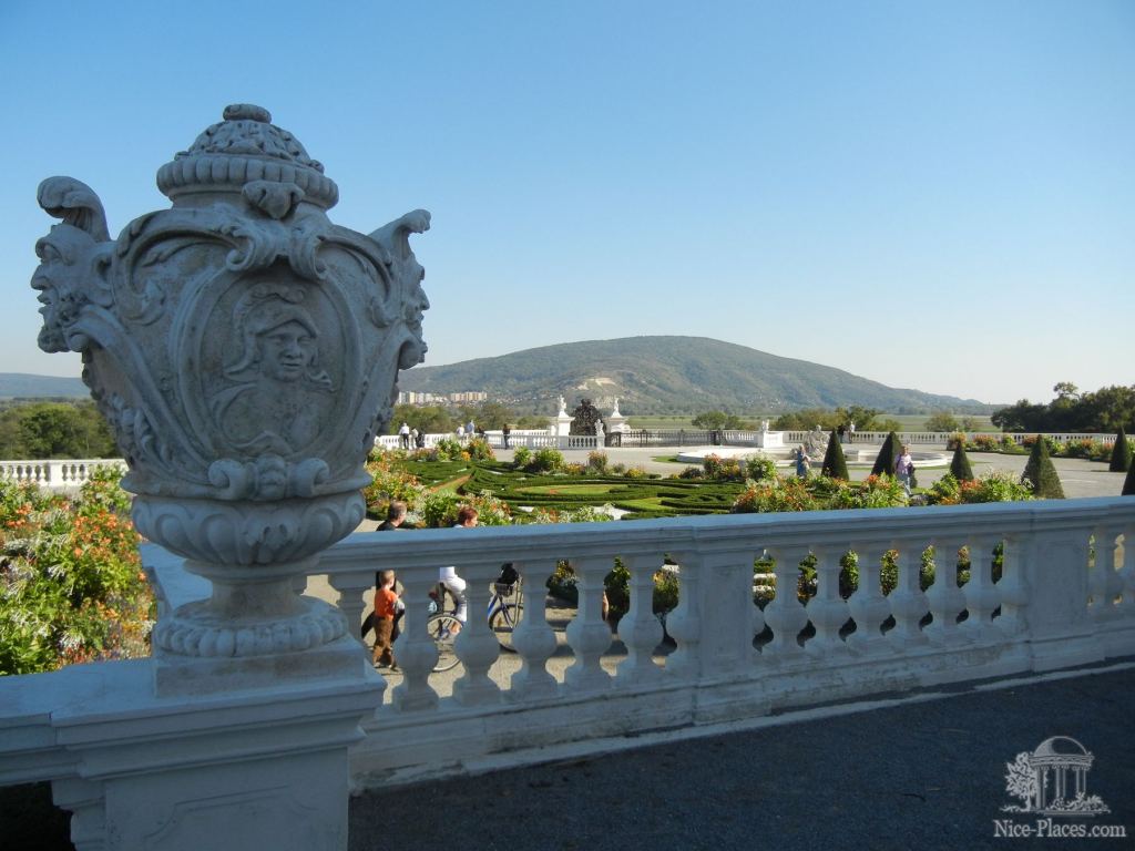 Вид с верхней террасы на цветник - Замок Шлосс Хоф (Schloss Hof) в Австрии