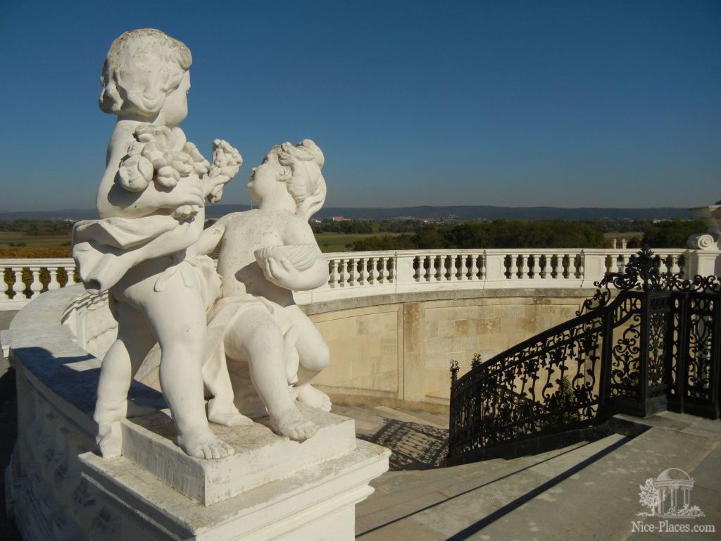 Скульптура на лестнице - Замок Шлосс Хоф (Schloss Hof) в Австрии