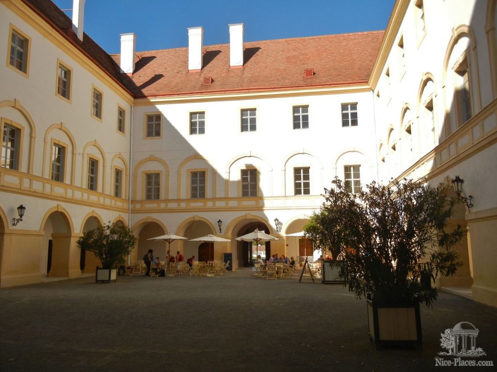 Внутренний двор замка Schloss Hof - Замок Шлосс Хоф (Schloss Hof) в Австрии