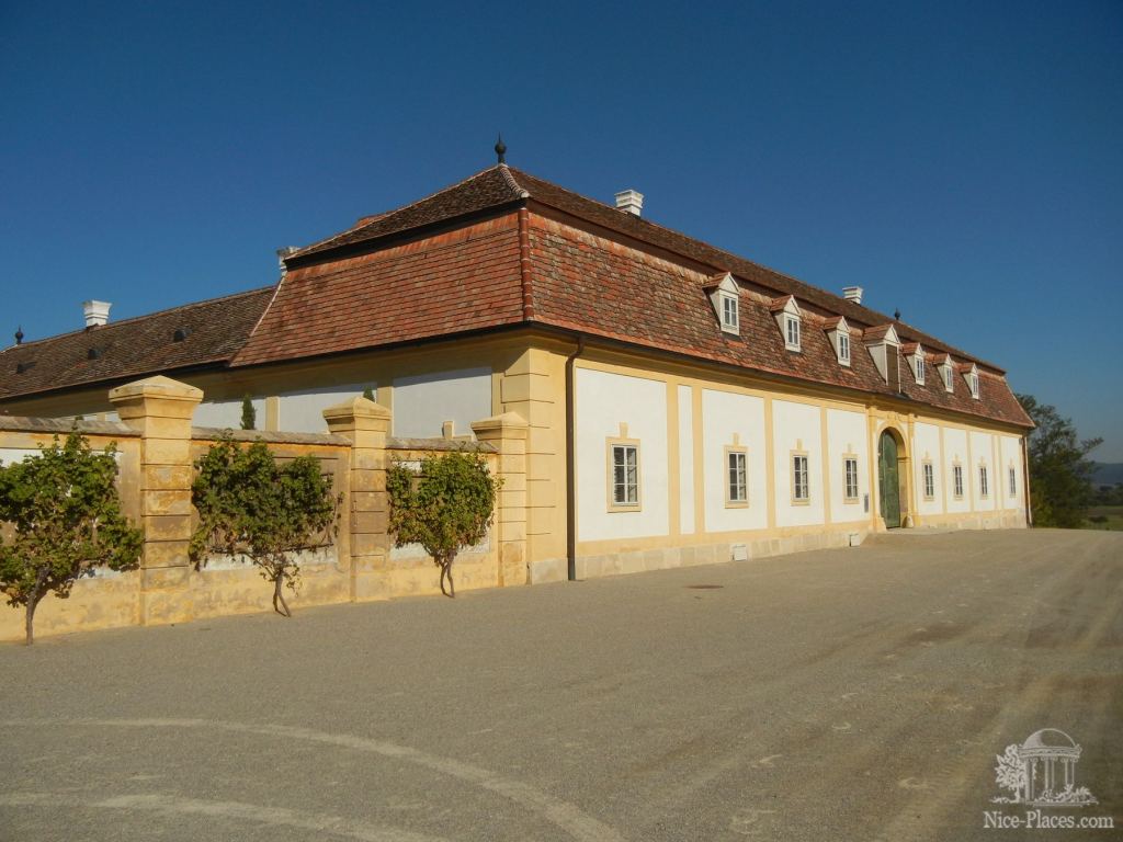 Строения фермерской усадьбы  - Замок Шлосс Хоф (Schloss Hof) в Австрии