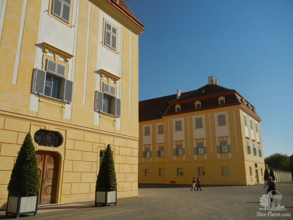 Один из флигелей дворца - Замок Шлосс Хоф (Schloss Hof) в Австрии