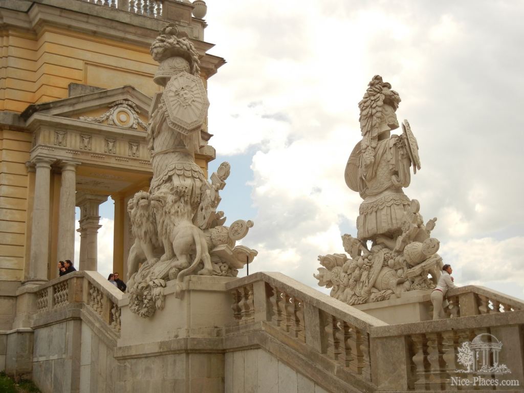 Скульптуры на лестнице Глориетты - Дворец Шенбрунн в Вене
