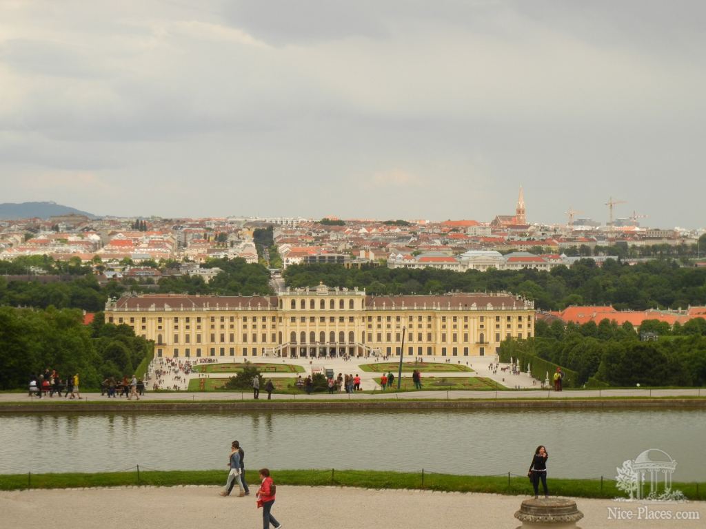 Вид на дворец Шенбрунн с Глориетты - Дворец Шенбрунн в Вене