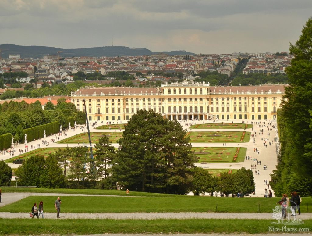 Вид на дворец Шенбрунн с Глориетты - Дворец Шенбрунн в Вене
