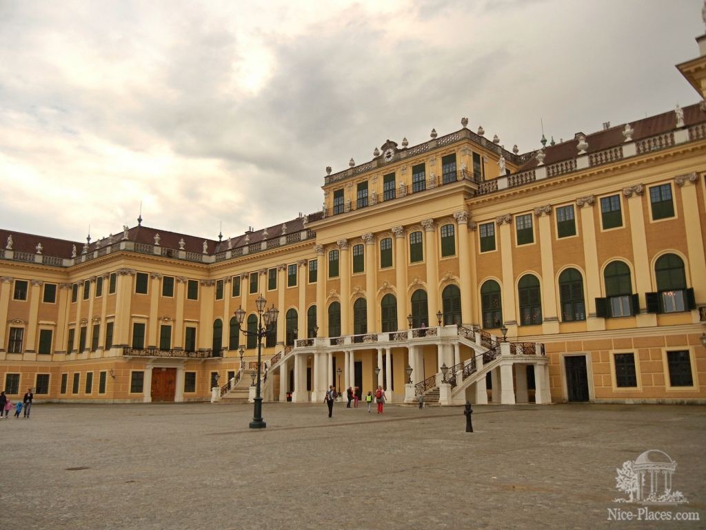Главный фасад Шенбруннского дворца - Дворец Шенбрунн в Вене