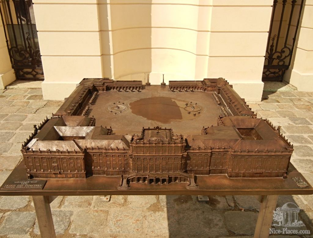 Металлическая модель Шенбруннского дворца - Дворец Шенбрунн в Вене