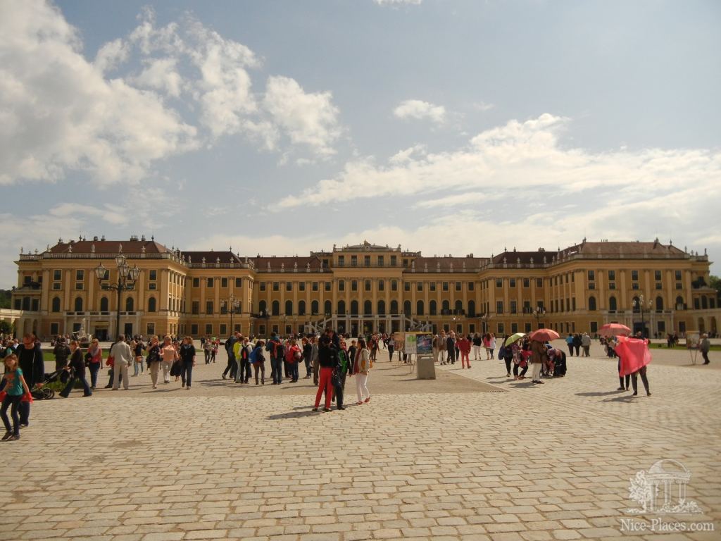 Дворец с трудом целый помещается в кадр - Дворец Шенбрунн в Вене