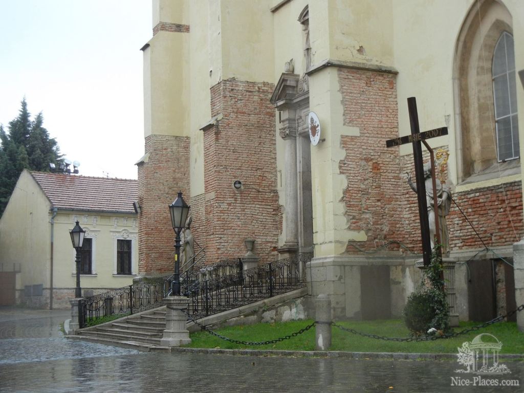 Вход в костел Св. Микулоша - Трнава - самый старинный город Словакии