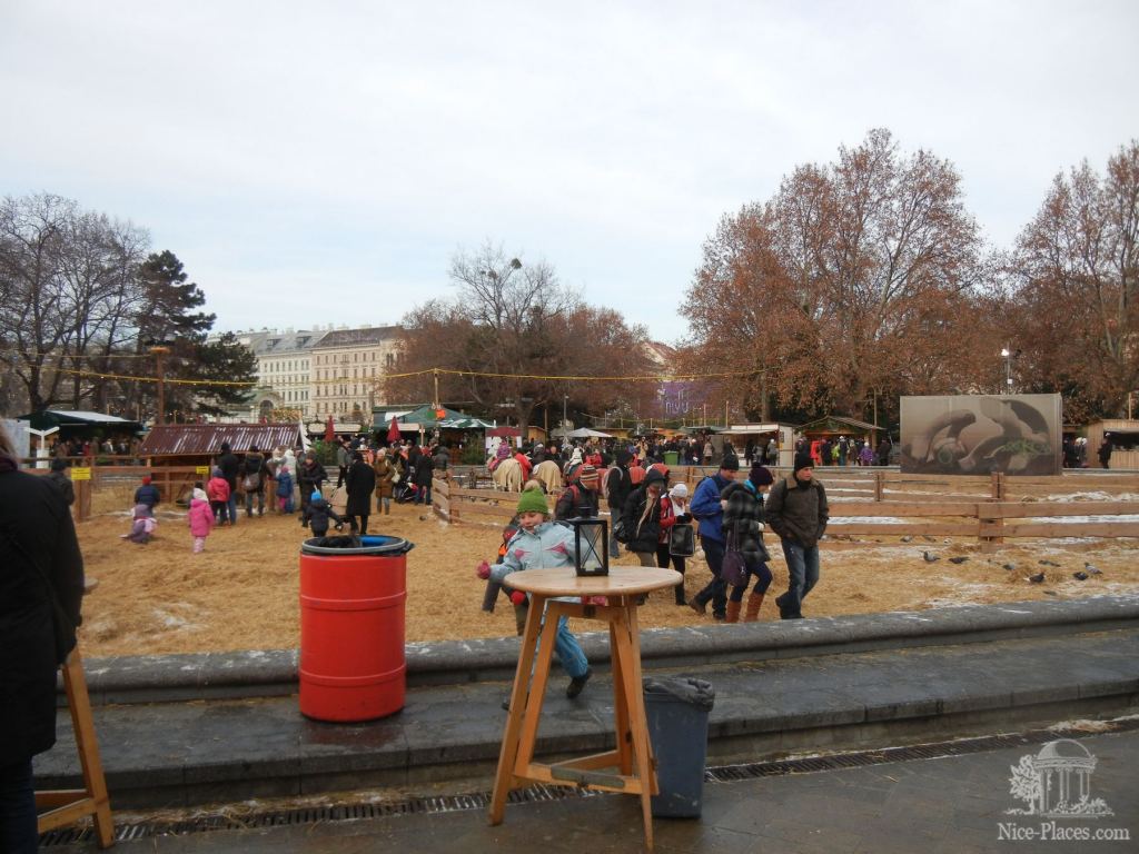 На месте фонтана у Карлскирхе сделали детскую площадку засыпанную сеном, с лошадками и овечками - Рождество в Вене 2012 - фотоотчет очевидцев