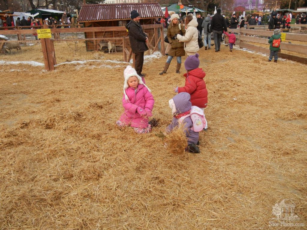 На месте фонтана соломенный городок для детей - Рождество в Вене 2012 - фотоотчет очевидцев