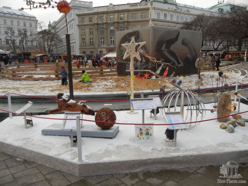 Инсталляция возле Карлскирхе - Рождество в Вене 2012 - фотоотчет очевидцев