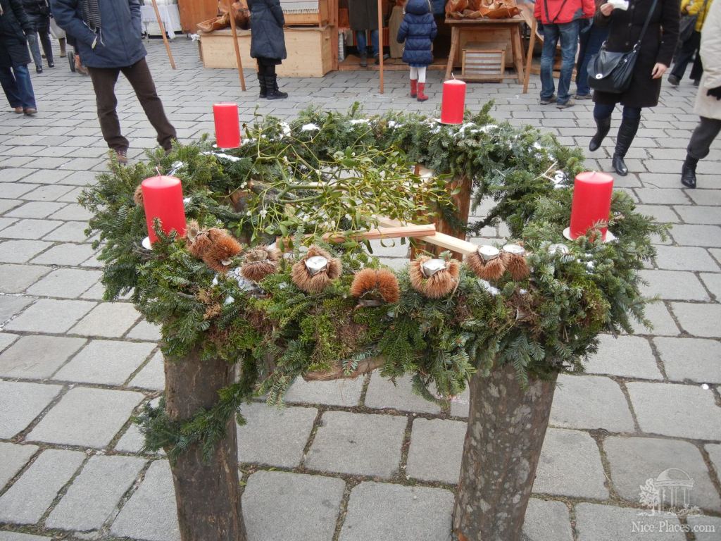 Адвентный венок на площади Ам Хоф. Каждую субботу зажигается по одной свече - Рождество в Вене 2012 - фотоотчет очевидцев