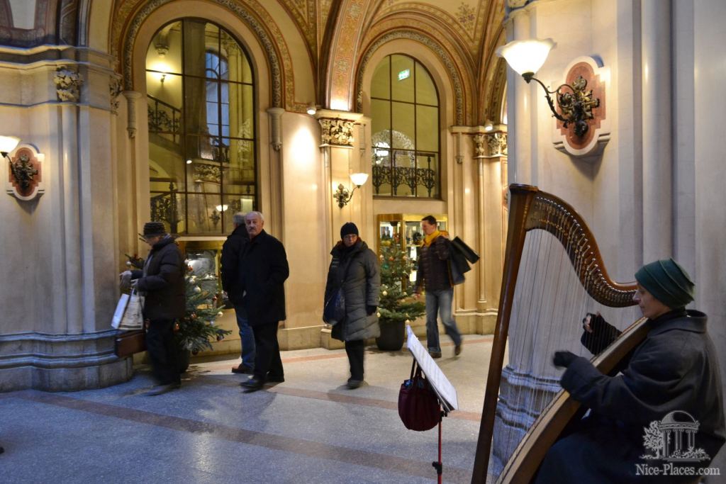 Зашли в какой-то венский пассаж. Женщина играет на арфе - Рождество в Вене 2012 - фотоотчет очевидцев