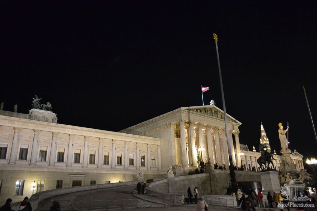 Венский парламент в ночной подсветке - Рождество в Вене 2012 - фотоотчет очевидцев